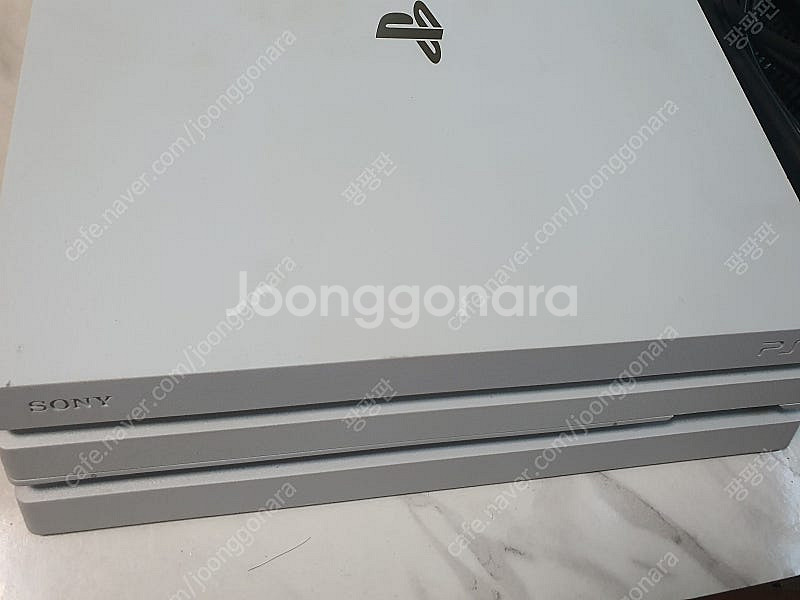 PS4 PRO(프로) 화이트 팝니다.--1