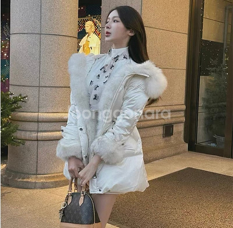 구해요)) 수입 사가폭스 글로시 퍼 패딩 화이트--1