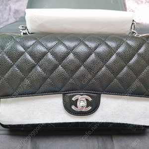 샤넬 클래식 미듐 블랙 은장 (새상품)