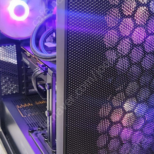 게이밍 초고사양! 라이젠7800X3D DDR5 32G SSD1테라 라데온 RX9070 16G 파워850 수냉 한달사용 수원
