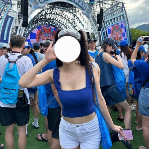 흠뻑쇼 블루 크롭나시 + 하트 이어링 세트