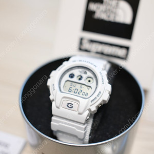 슈프림 X 노스페이스 X 지샥 DW-6900 화이트 팝니다!