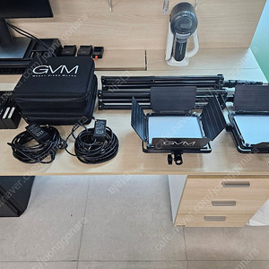 GVM 바이컬러 지속광 조명 2개 + 스탠드 + F960 배터리 + 충전기 일괄