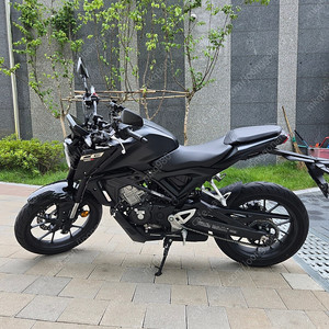 [중고] 혼다 CB125R 24년식 올블랙 5백KM 노사고/노슬립/노꿍 첫차주 완전 신차급 판매합니다