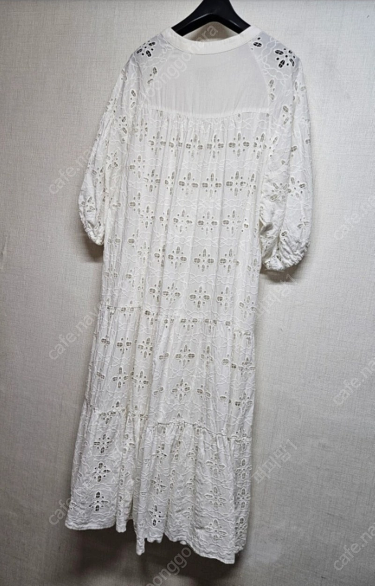 더엣지 펀칭 자수 롱 원피스 판매합니다--7