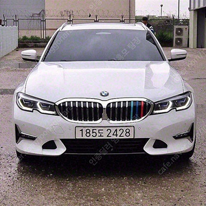 BMW 3시리즈 중고 BMW 320d 중고 승용차 흰색 2022년식 42,370km 320d 투어링 럭셔리 중고자동차 매장