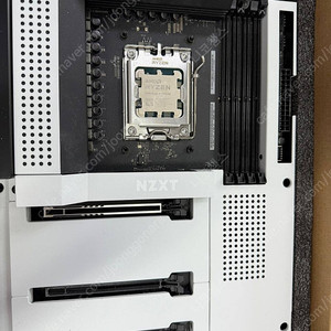 NZXT B650E 화이트 + 7950X3D 팝니다..