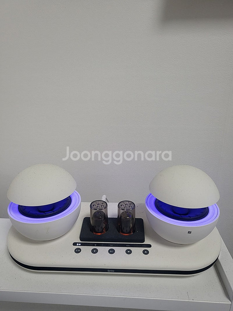 브리츠 진공관앰프 스피커 화이트 거의새상품 판매합니다--2
