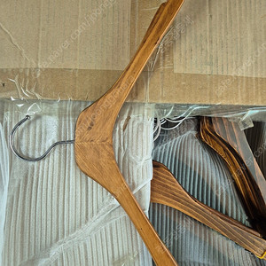 여성 나무 옷걸이 새상품 팝니다