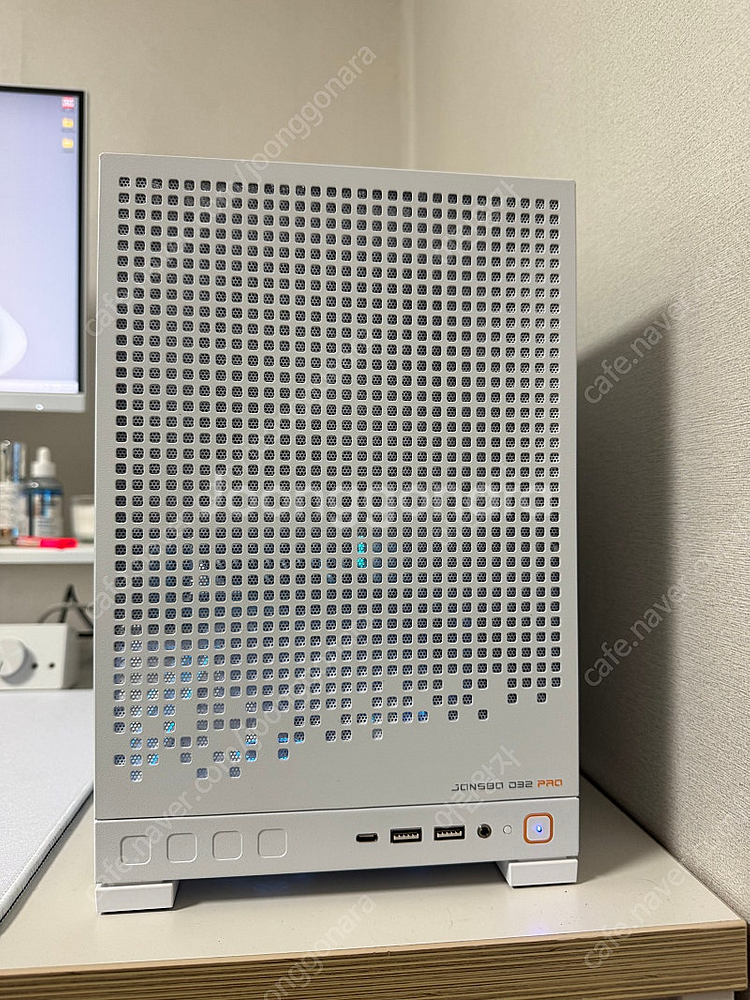 미니사이즈 고사양 게이밍 PC 7800X3D 5070T...--2