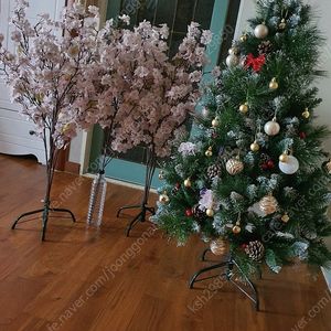큼직한트리고급트리와트리장식+벚꽃조화예쁘고풍성함인테리어로쓰실분께저렴하게전부2만원(수원)