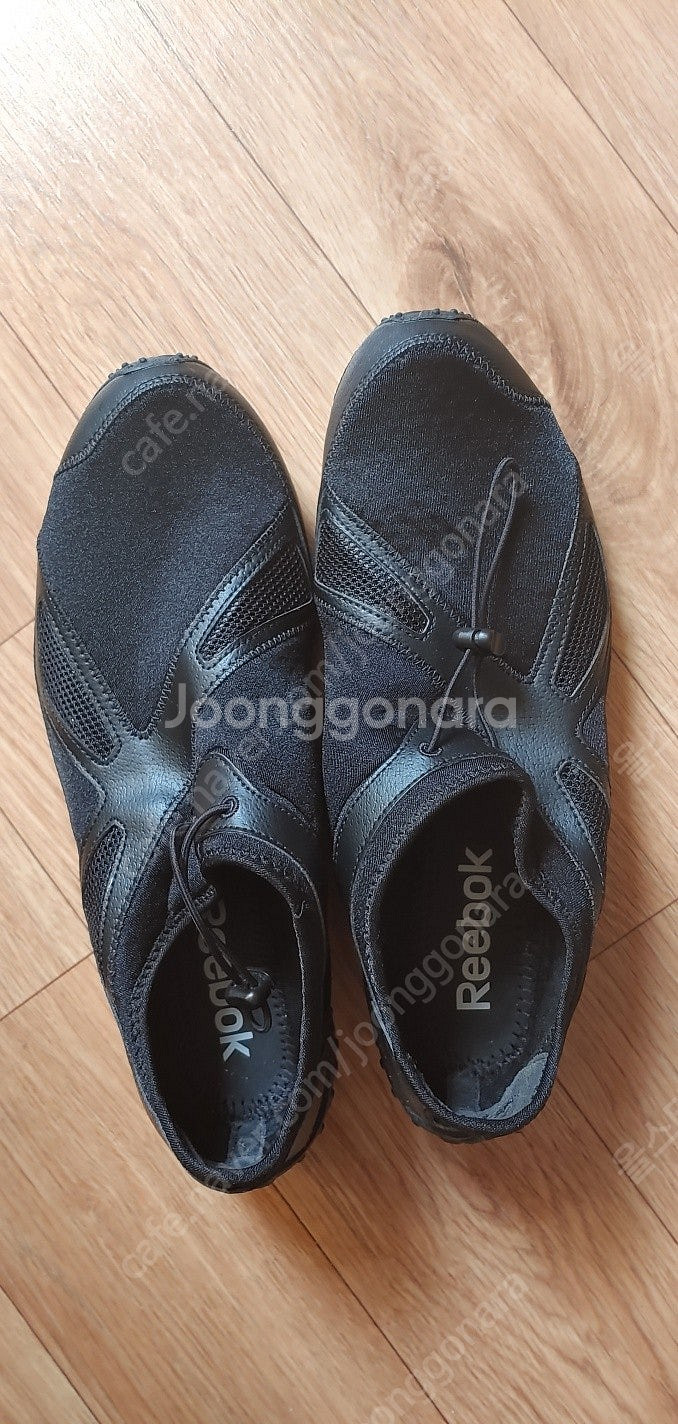 리복 아쿠아 슈즈 새것 검정색 280mm입니다--0