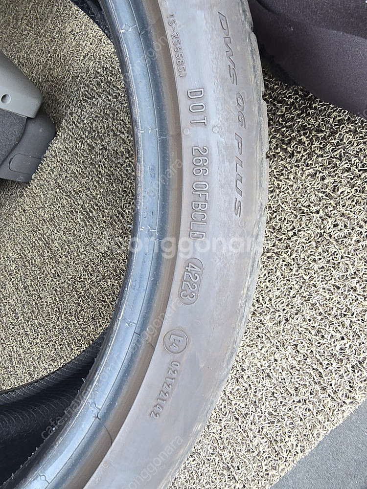 245 35 20 콘티넨탈 중고타이어 상태좋음 (한짝찢어져서 한짝만팜)/수원--1