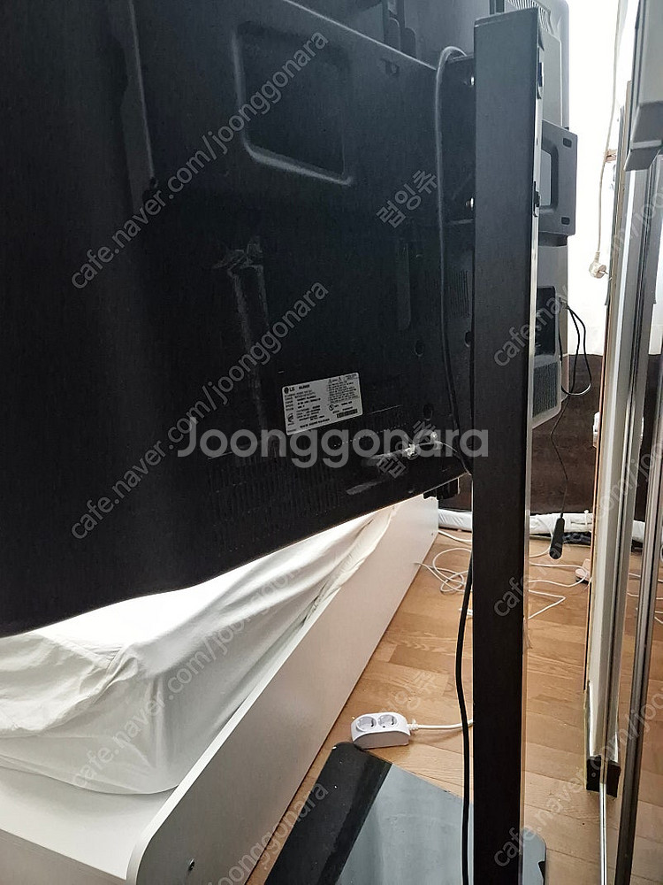 LG 42인치 TV + 스탠드 거치대 포함 판매합니다. 컨디션 좋아요--2