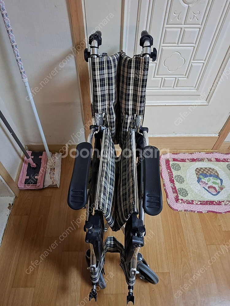 접이식 경령 휠체어 + 목받침 팝니다--3
