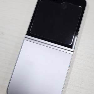 갤럭시 Z플립6 그레이색상 256용량 새상품컨디션 초S급 단말기 57만 판매합니다