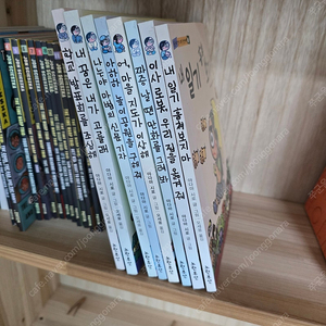 노란우산 창작책 8권, 저학년 인성동화 30권, 처음부터제대로 15권, 기탄교육 초등학생에게 들려주고 싶은 이야기 책 25권 모두 3만원