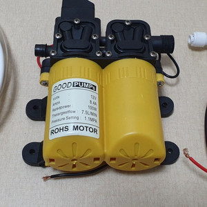 캠핑시 샤워텐트에서 사용할려고 준비한 워터 펌프(100W) 와 에어메트리스용 에어펌프 입니다 .