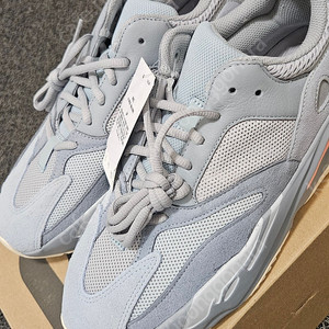 아디다스 이지부스트 700 이너시아 270 새상품 팝니다.