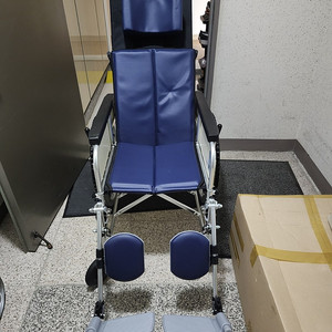 휠체어 판매합니다.(침대처럼 완전히 펼칠 수 있어요.)