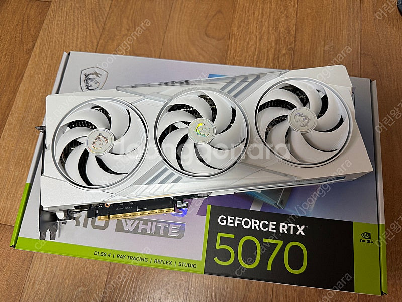 MSI RTX 5070 게이밍 트리오 OC 화이트 D7...--0