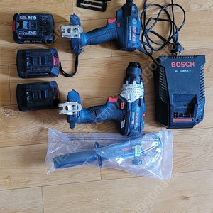 보쉬충전드릴 드라이버 세트40만원에 판매합니다. 18V-임패트 드라이버 모데명:GSB 18V-EC, 18V-드라이버 모델명:GBS 18V-85C(거의 새 것),충전기하나,베터