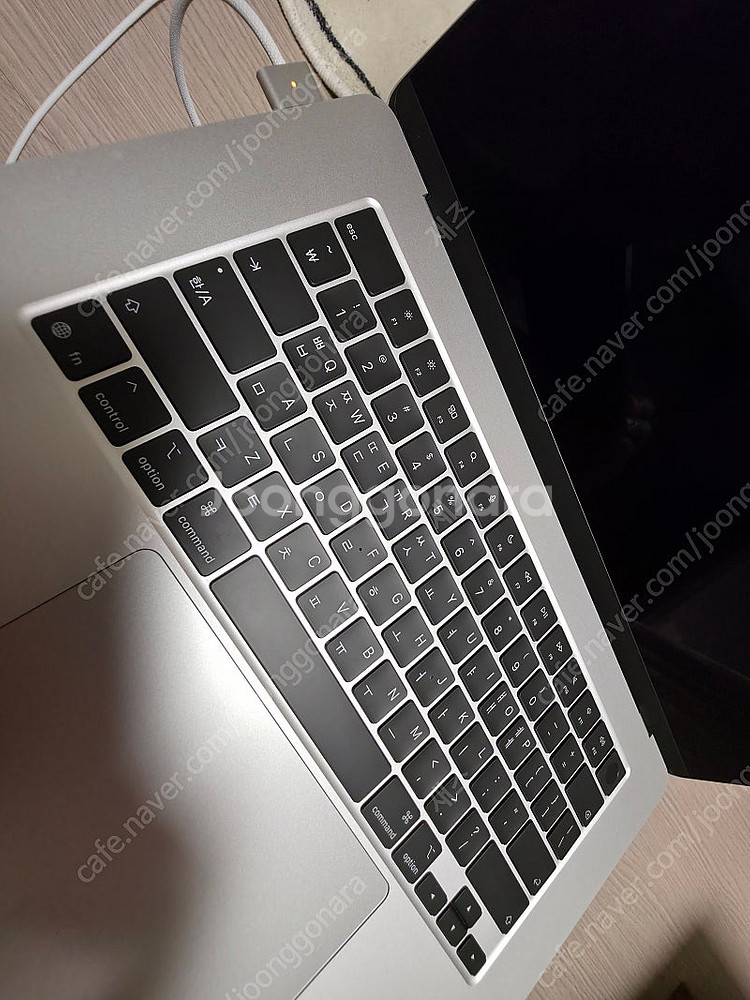 애플 m4 맥북에어 15인치 기본형 실버색상 판매합니다...--0