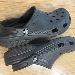 크록스 검정 샌들 J6 240