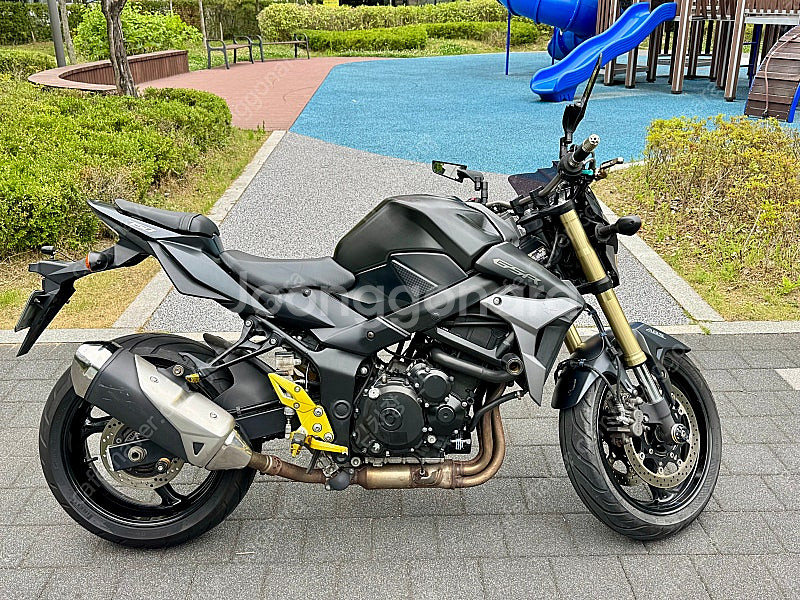 스즈끼 GSR-750 16년식 판매합니다.--4