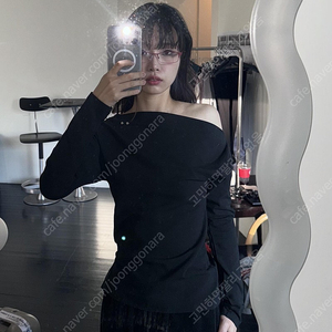 (새제품)온스카 원오프숄더 엘라스틱 슬리브 티 블랙