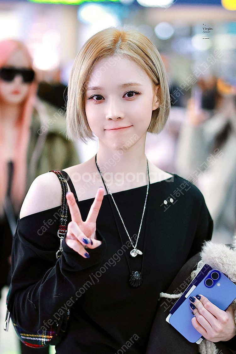 (새제품)온스카 원오프숄더 엘라스틱 슬리브 티 블랙--1
