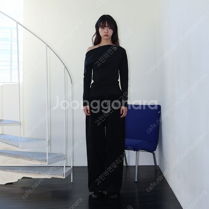 (새제품)온스카 원오프숄더 엘라스틱 슬리브 티 블랙--2