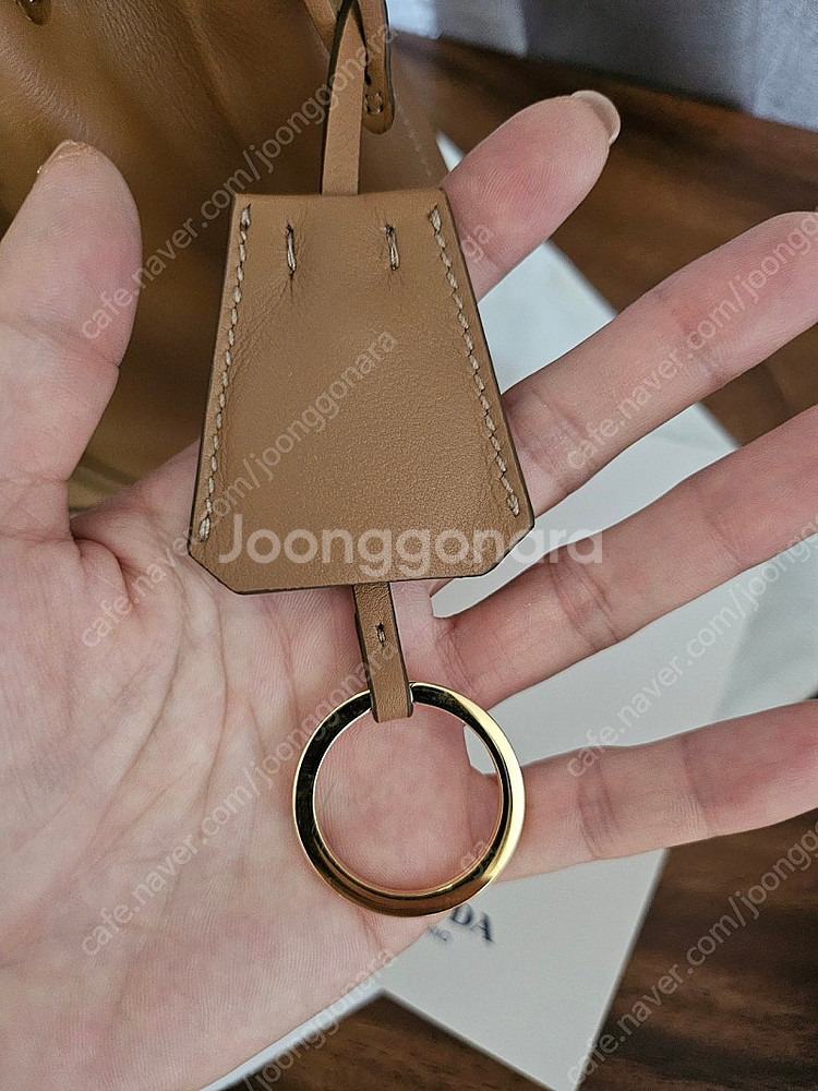 프라다 가죽 버킷백 라부부 새것--3