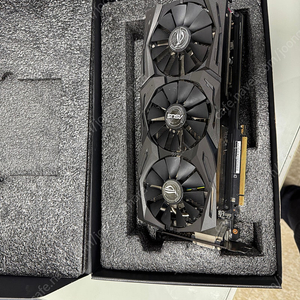 스트릭스 라데온 RX VEGA64 OC 판매합니다.