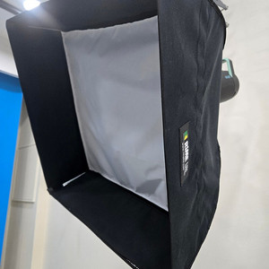 라임라이트 소프트박스 60x60 구합니다* 그림과 같습니다.
