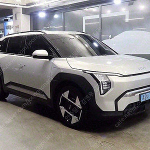 회색 EV3 중고 전기중고차 롱레인지 어스 중고차리스 바로 출고 8,674 km