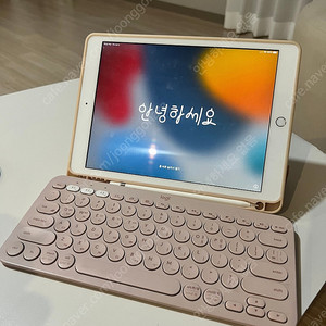아이패드 7세대 32GB 애플펜슬+키보드 +핑크 케이스 포함 팝니다