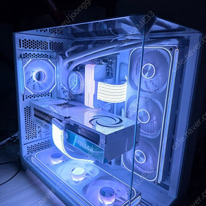 (개인) 라이젠7 9800X3D RTX5080 리안리 고사양 화이트본체