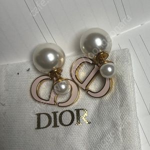 디올 진주귀걸이. dior 귀걸이