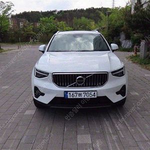 2,072 km 23년식 볼보 중고 XC40 중고 볼보 중고차 B4 AWD 얼티메이트 브라이트 중고차구매 흰색