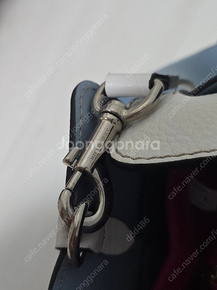 요즘 메기 딱 좋은 컬러의 버버리 벨트백 판매해요--1