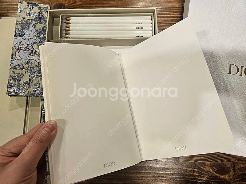 디올 한정판 수첩 연필 팝니다.선물용 추천--2