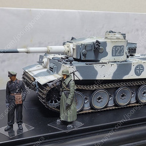 드래곤아머 1/35 티거 완성품 및 인형 2마리