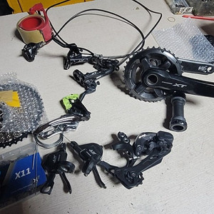 새제품 XT 22단과 24단, 중고 XTR 33단 구동계. 브레이크 포함