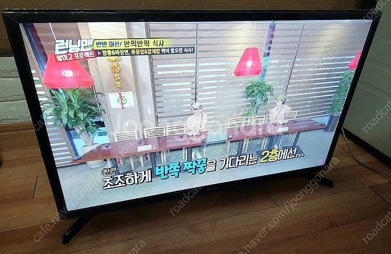 부산))) 삼성 32인치 tv 테두리 필름도 안뗌 상태...--1