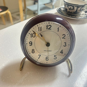 아르네야콥센 스테이션 탁상 시계 burgundy