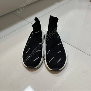 발렌시아가 스피드러너 220