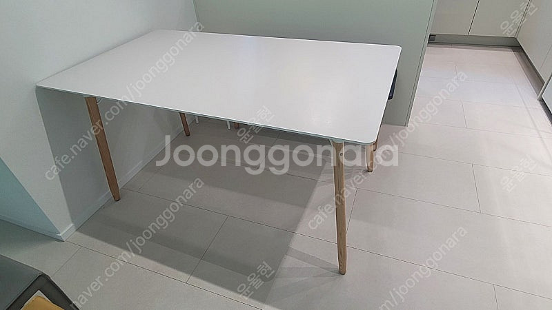 일룸 비비식탁 1400. 벤치포함. 싸게 팝니다.--1