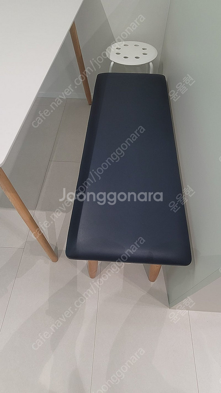 일룸 비비식탁 1400. 벤치포함. 싸게 팝니다.--3