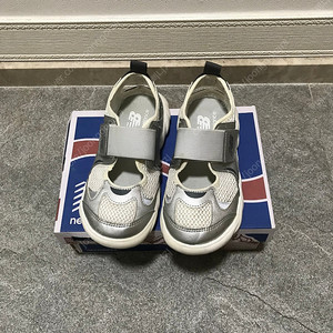 뉴발란스 프리들 200 실버 아동샌달